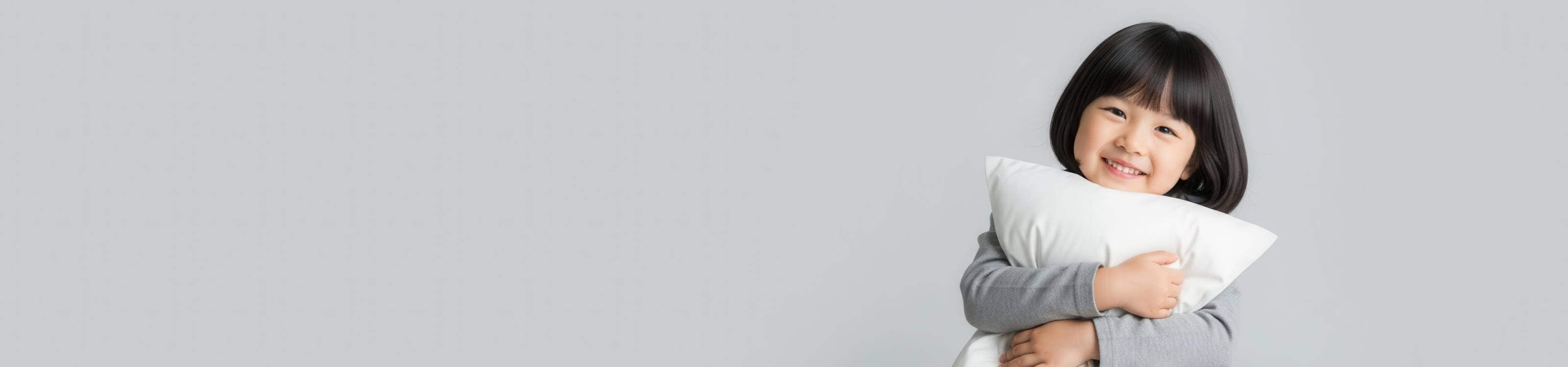 베개를 들고 웃고있는 어린이