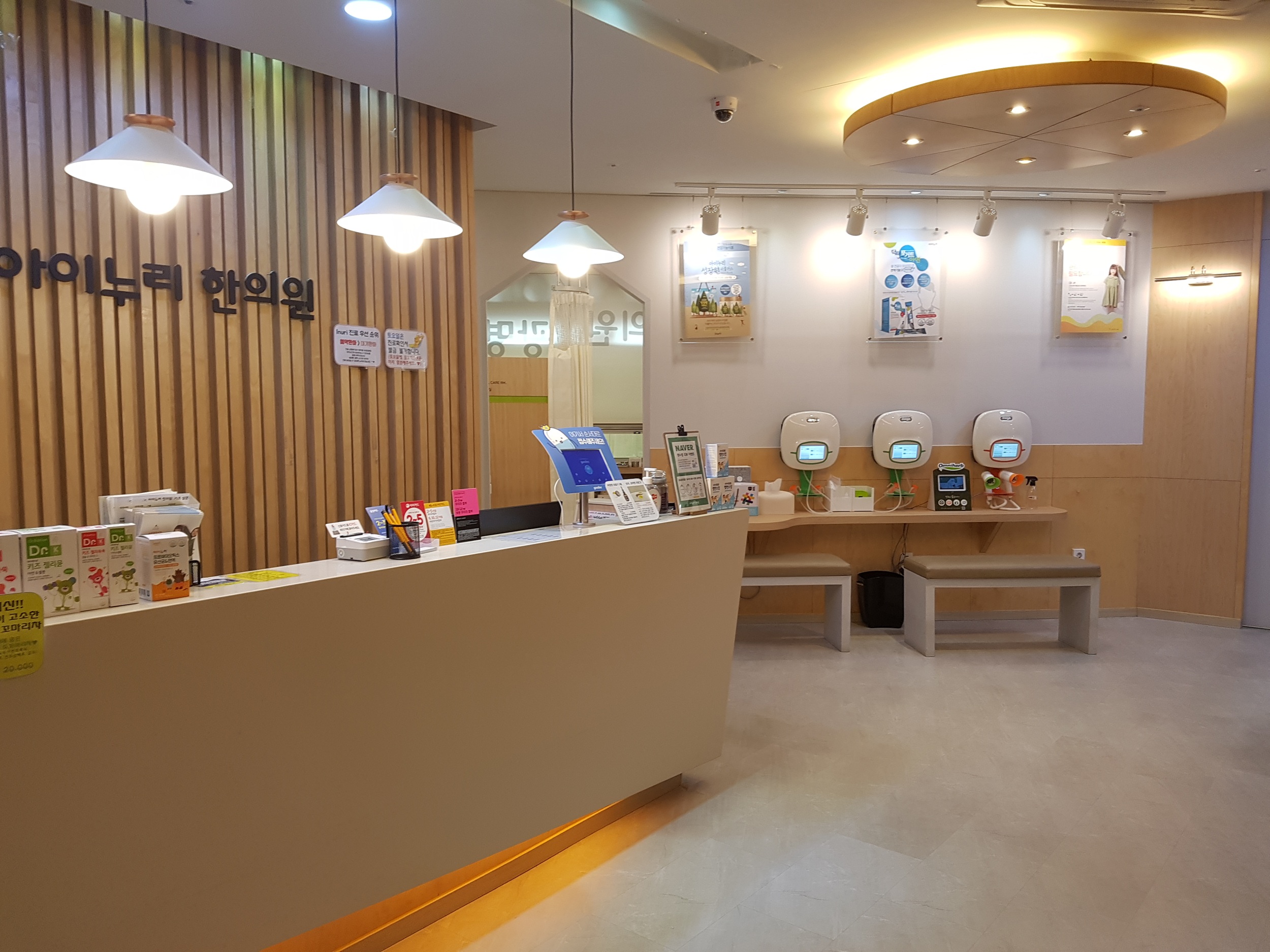 접수와 상담, 문의 안내까지 환자분들을 따뜻하게 맞이하는 첫 공간입니다.