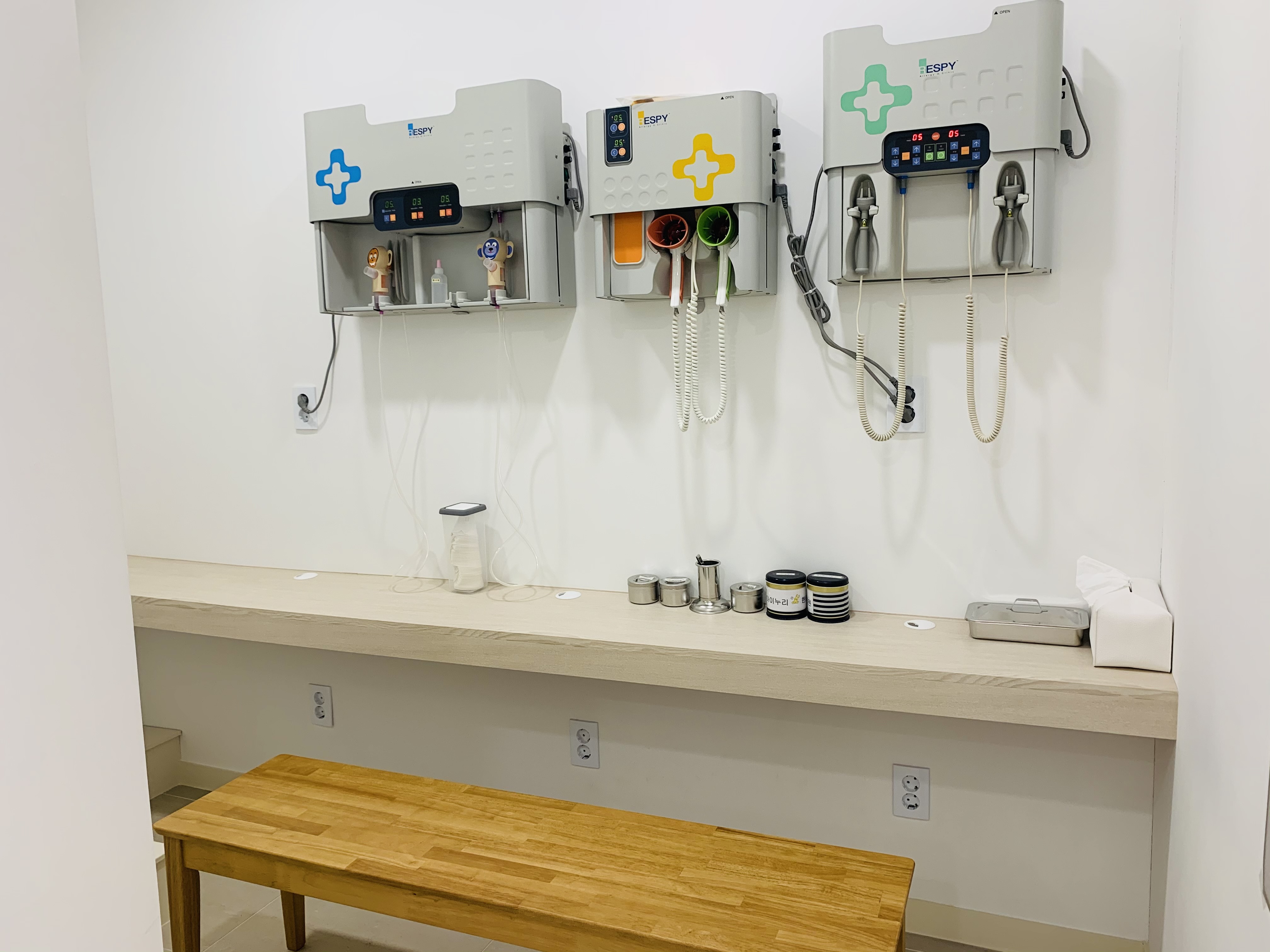 아이들의 숨이 편안해질 수 있도록 호흡기 치료가 진행되는 공간입니다.