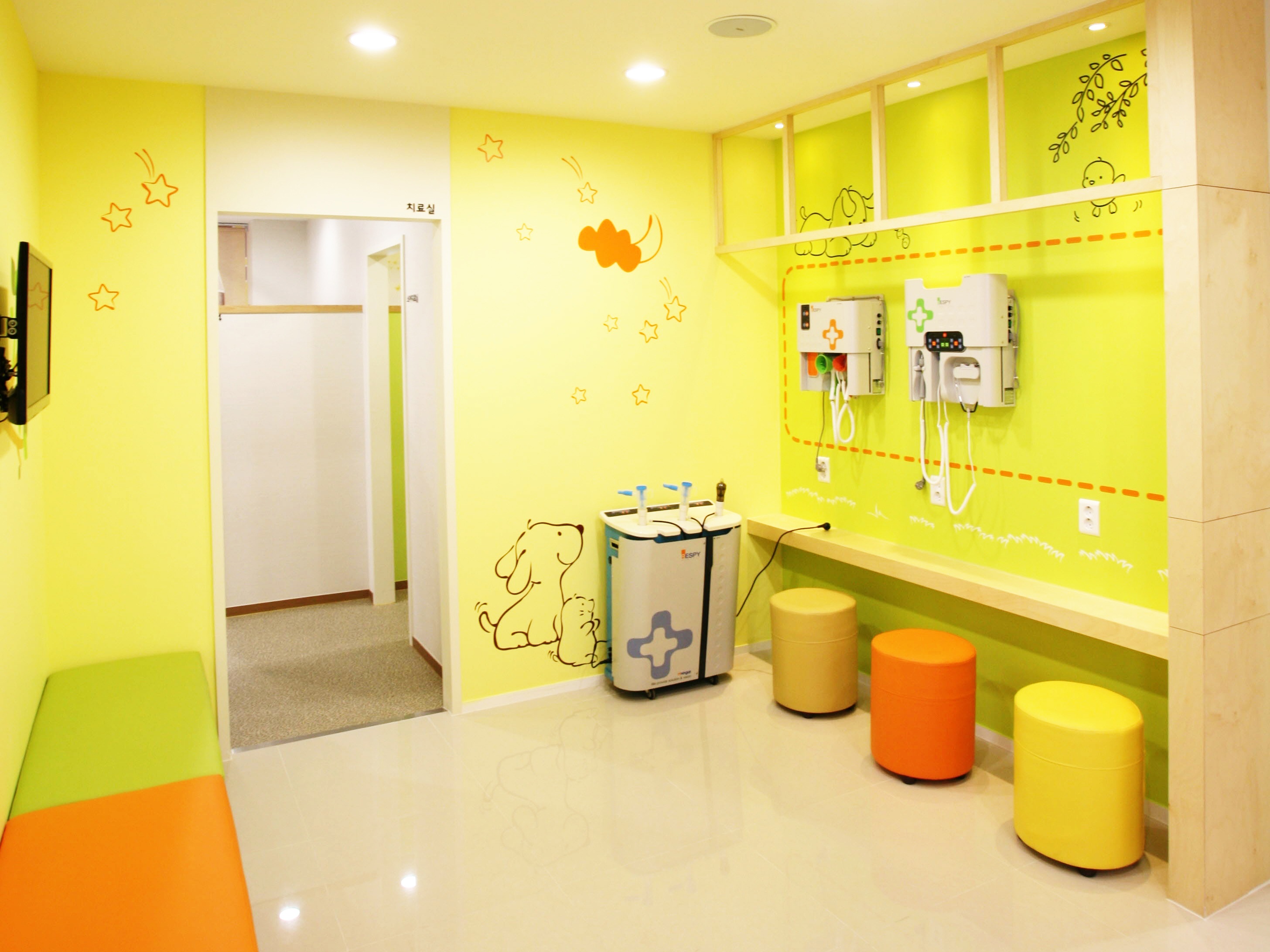 아이들의 숨이 편안해질 수 있도록 호흡기 치료가 진행되는 공간입니다.