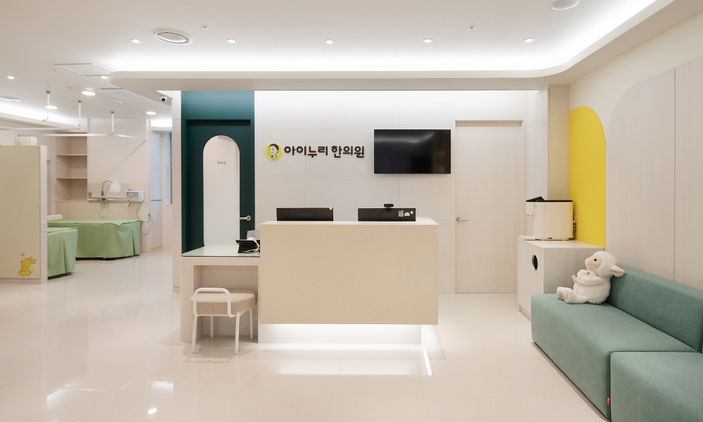 진료 전까지 쾌적하게 기다릴 수 있도록 마련된 공간입니다.