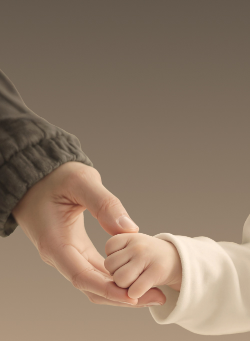 어른이 아이의 손을 잡아주는 모습