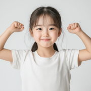 팔을 올리며 웃고 있는 여자 아이