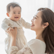 아이를 안고 웃고 있는 엄마 