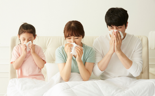 코를 풀고 있는 가족들