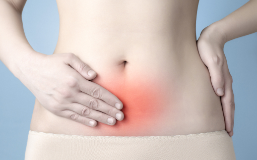 배를 통즐을 느끼며 만지고 있는 여자