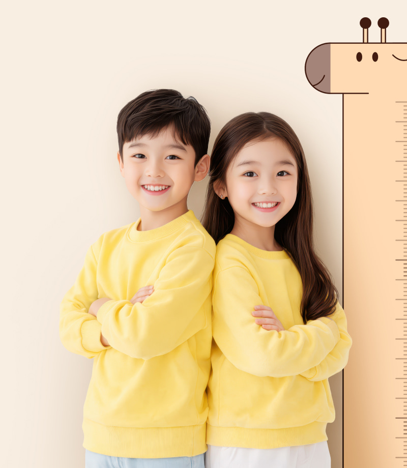 어린 아이가 서로 키를 재는 모습
